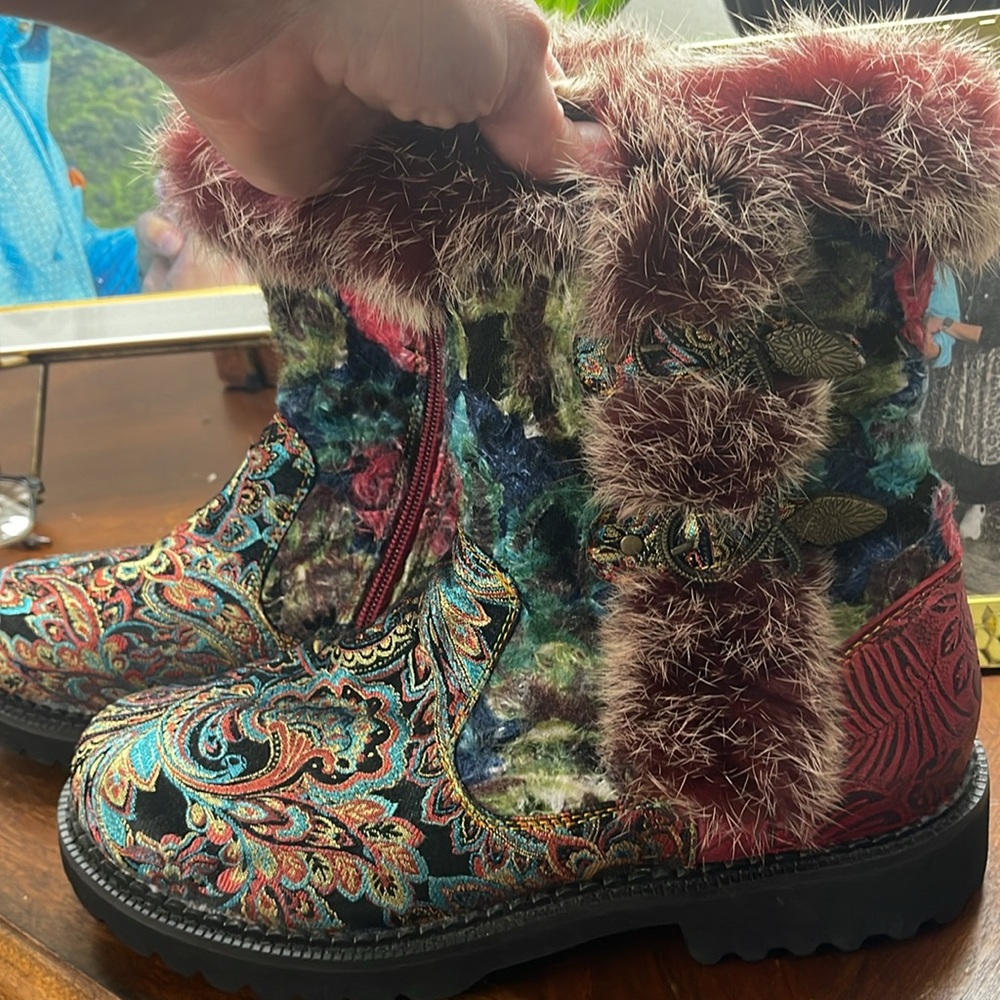 Serengeti fur lined boots! UNIQUE NWOT